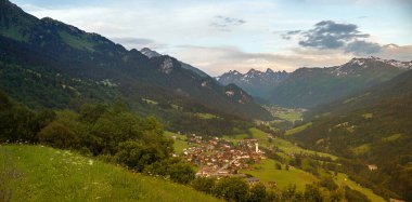 Akşamın erken saatlerinde Prattigau Vadisi 'ne, Saas turizm beldesine, İsviçre Alton kantonu Grisons' a