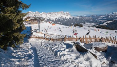 ELLMAU, TIROL / AUSTRIA, 30 Aralık 2019 - dağ panoraması Skiwelt Hartkaiser yamacı, başkanlık ve kayakçılar, kışın Avusturalya Alpleri. Bakış açısına giden yol