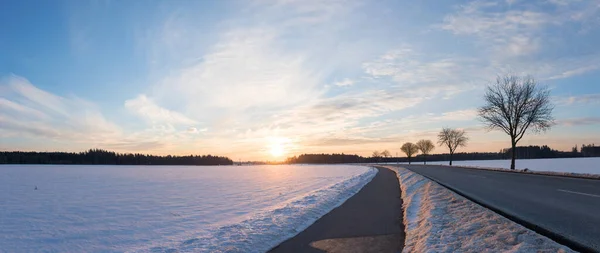 Landstraße Und Radweg Nebeneinander Almwintersonnenuntergangskulisse Ländliche Landschaft Oberbayern — Stockfoto