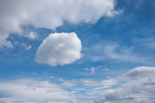 Céu Azul Com Nuvens Cumulus Flutuante Separadamente Cenário Ensolarado — Fotografia de Stock