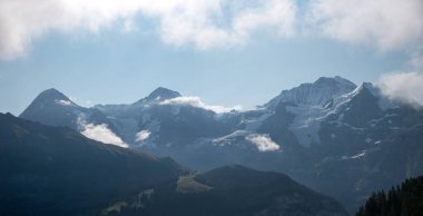 Eiger Monch ve Jungfrau 'dan oluşan, ünlü İsviçre zirveleri.