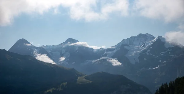 由艾格蒙克和准夫鲁这两个著名的山峰组成的三峰山 — 图库照片