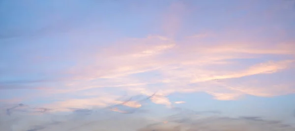 コピースペースのある柔らかいパステルカラーの日没の空の背景 — ストック写真