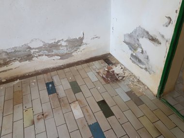 Odanın kenarının yenilenmesi gerek. Su hasarı ve döşeme döşemesi var.