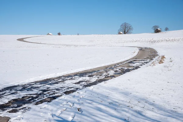 多雪的冬季风景中的弯道 蓝天背景 — 图库照片