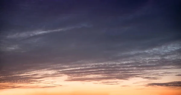 夕日の空のパノラマ上の灰色の雲下のオレンジのアフターグロー 自然的背景 — ストック写真