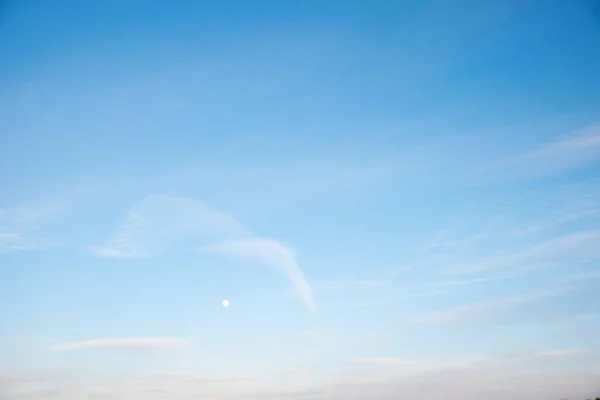 Cielo Azul Brillante Con Nubes Niebla Clara Luna Mañana —  Fotos de Stock