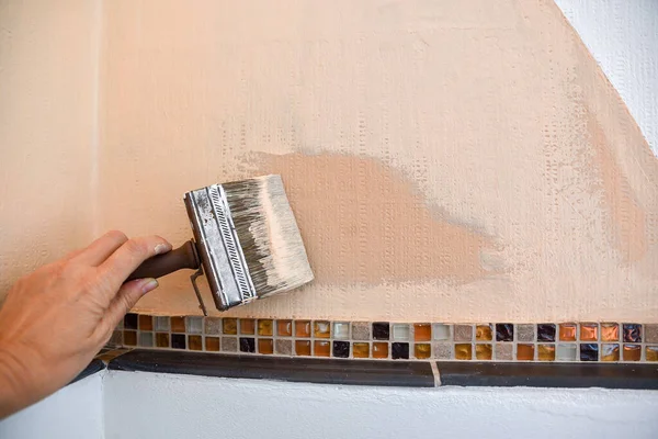 Main Femme Avec Pinceau Repeint Coin Mur Avec Peinture Couleur — Photo