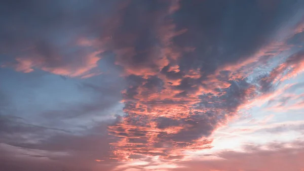 Fleecy Zonsondergang Wolk Formatie Roze Grijs Hemel Avond — Stockfoto