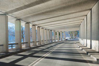 Sütunları, aydınlığı ve gölgesi betondan yapılmış yol tüneli