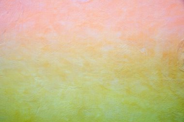 Spatül tekniğiyle yapılandırılmış beton duvar, gökkuşağı rengi pembe sarı ve yeşil