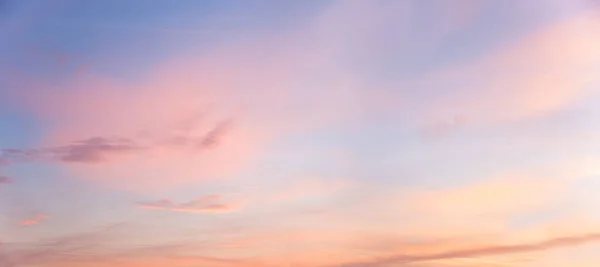 Lichtblauwe Roze Pastelkleurige Panorama Hemel Met Wolken Zonsondergang Landschap — Stockfoto