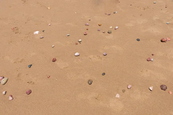 Песчаный Фон Красочными Усыпанными Камнями — стоковое фото