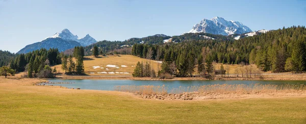 Lápvidéki Schmalensee Idilli Hegyvidéki Táj Kora Tavasszal Kilátás Wetterstein Alpok — Stock Fotó