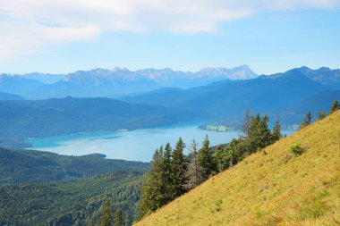 Hirschhornlkopf Dağı 'ndan Zugspitze ile Walchensee Gölü, Wetterstein Alpleri