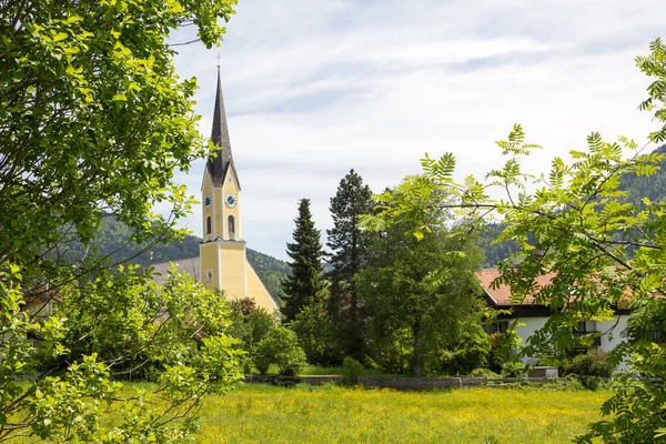 Zielone Pastwiska Krzewy Widok Kościół Sykstusa Schliersee Ośrodek Turystyczny Górna — Zdjęcie stockowe