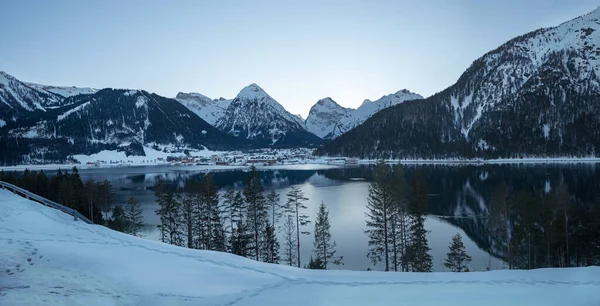 Snöig Landskap Sjö Achensee Tirol Utsikt Över Turistorten Pertisau Austriska — Stockfoto