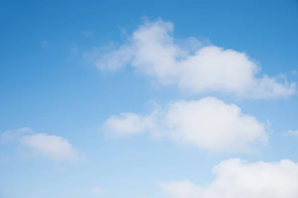 Gradient Blauer Himmel Hintergrund Mit Schwebenden Weichen Kumuluswolken — Stockfoto