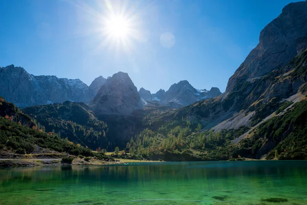 Μπλε Πράσινη Λίμνη Seebensee Κοντά Στο Ehrwald Προορισμός Για Πεζοπορία — Φωτογραφία Αρχείου