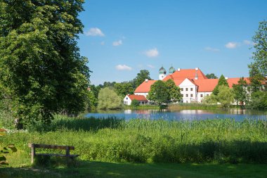 Güzel tarihi manastır Seeon ve Göl Seeoner. Bak, yaz manzarası, bank, üst bavyera turizm merkezi.