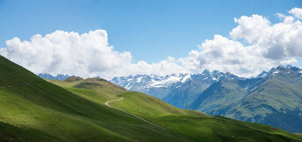 曲がりくねった道を持つ広い緑の牧草地 ゴットシュナグラート山の頂上 スイスのアルプスへの眺め クロスターズ近くのカントングリソン — ストック写真