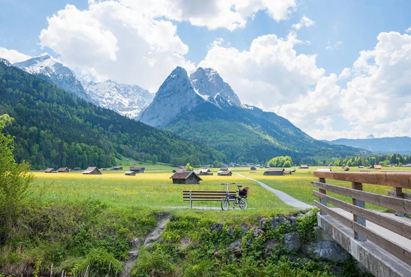 Idyllisch Voorjaarslandschap Tussen Garmisch Grainau Uitzicht Wetterstein Alpen Bavaria Uitkijkplaats — Stockfoto