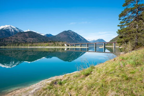 Διάσημη Γέφυρα Κατά Μήκος Της Λίμνης Sylvenstein Karwendel Βουνά Αντανακλώντας — Φωτογραφία Αρχείου