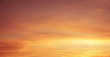 Sarı ve turuncu renkli günbatımı manzarası. Gökyüzü yanıyor.