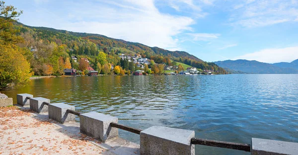 絵のように美しいモンデ湖 秋の海岸や山を望む湖畔の遊歩道 Salzkammergutオーストリア — ストック写真