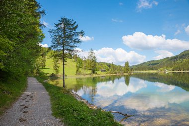 İlkbaharda Ferchensee Gölü boyunca yürüyüş, Mittenwald yakınlarındaki cennet manzarası, üst bavyera