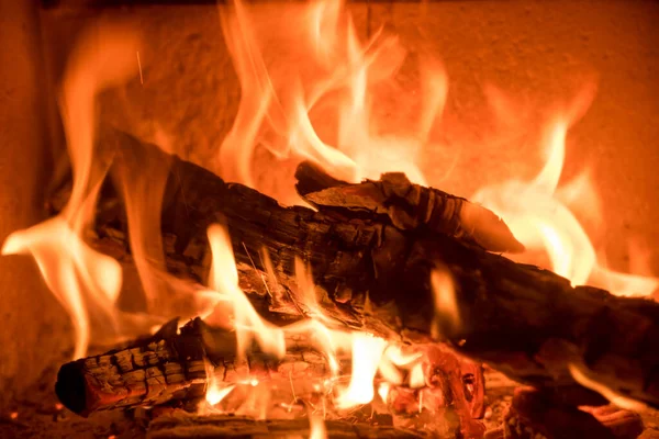 Yanan Odunları Olan Bir Baca Ateşine Yakın Çekim — Stok fotoğraf