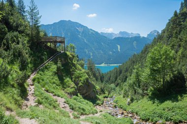 Dalfazer Wasserfall platformu, Achensee Gölü ve Karwendel Dağları manzaralı dağlık arazi, tirol