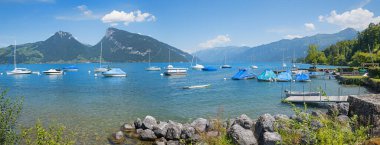 Güzel turizm beldesi Faulensee, demirli yelkenliler ve banyo alanı, Thunersee Gölü İsviçre. Niederhorn dağının manzarası