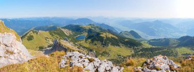 Rofanspitze Dağı 'ndan Inntal Vadisi' ne ve Zireinersee Gölü 'ne güzel bir manzara.
