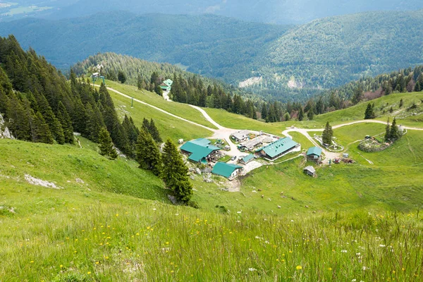 Encosta Verde Com Vista Para Cabanas Alpinas Montanha Stiealm Brauneck — Fotografia de Stock