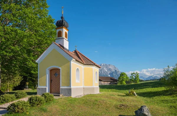 Obrazová Poutní Kaple Maria Rast Krun Modrá Obloha Kopírovacím Prostorem — Stock fotografie