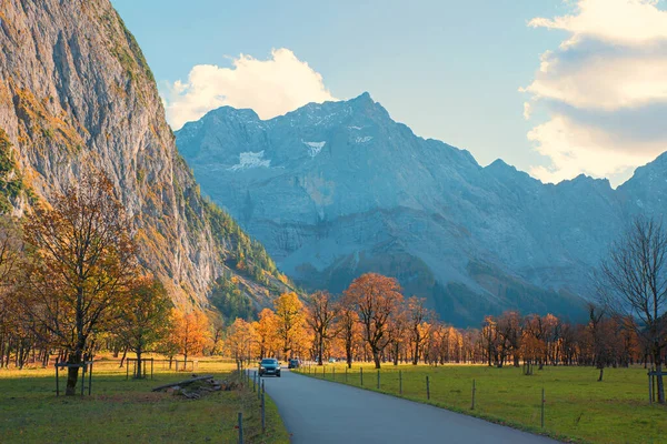 Landstraße Mit Autos Berühmten Ahornboden Beliebtes Ausflugsziel Herbst Karwendelalpen — Stockfoto