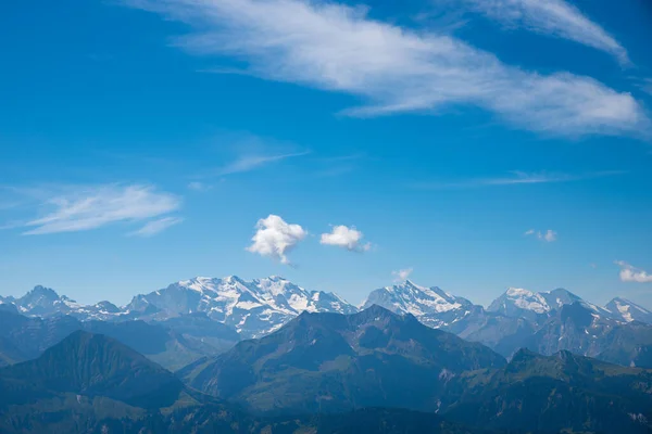从尼德霍恩峰到伯尼斯阿尔卑斯山的壮丽山景 蓝蓝的天空布满了云彩 — 图库照片