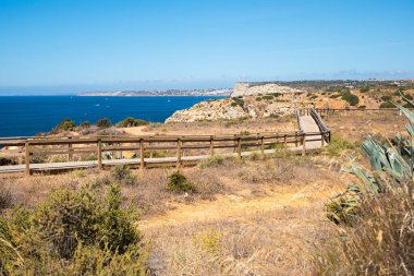 Lagos 'un güzel kıyıları, Portekiz, Atlantik manzaralı Ponta da Piedade' den gözcü.