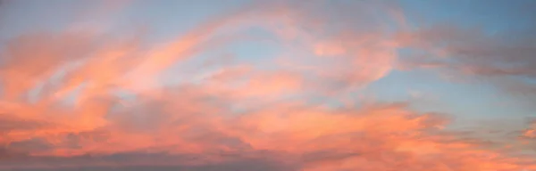 Céu Chamas Pôr Sol Panroama Com Nuvens Rosa Coloridas — Fotografia de Stock