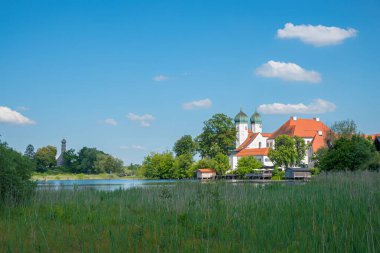 Tarihi manastır Seeon ve göl aynı isimde. Bulutlu mavi gökyüzü. Bavyera turizm merkezi