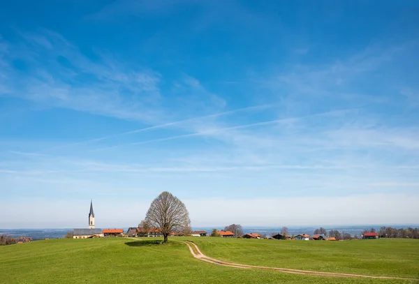 Kırsal Köy Irschenberg Mavi Gökyüzü Kopya Alanı Bahar Zamanı Bavyera — Stok fotoğraf