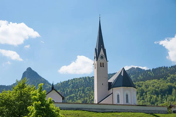 Vesnický Kostel Sankt Leonhard Kreuth Modrá Obloha Mraky Horní Bavorsko — Stock fotografie