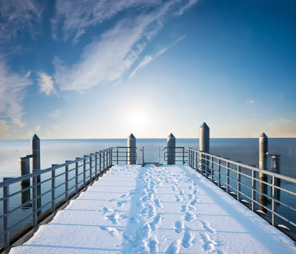 Snowy Boardwalk Seaside Blue Sky Clouds Copy Space — Stock fotografie