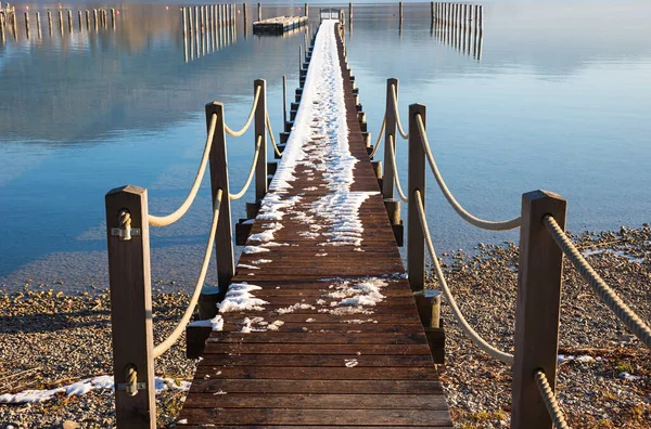 Wooden Boardwalk Lakeside Rests Snow — Foto Stock