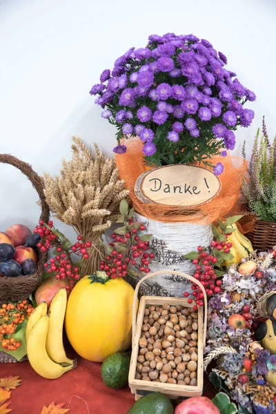 Erntedank Dekoration Mit Früchten Weizen Und Blumen Hölzerne Baumscheibe Mit — Stockfoto