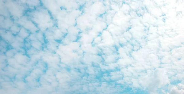 Cielo Turquesa Nublado Con Nubes Vellosas Fondo Natural —  Fotos de Stock