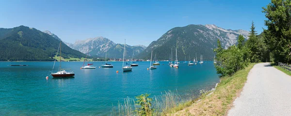 湖Achenseeに沿って歩道 水の中に多くの係留帆船 チロルの風景オーストリア — ストック写真