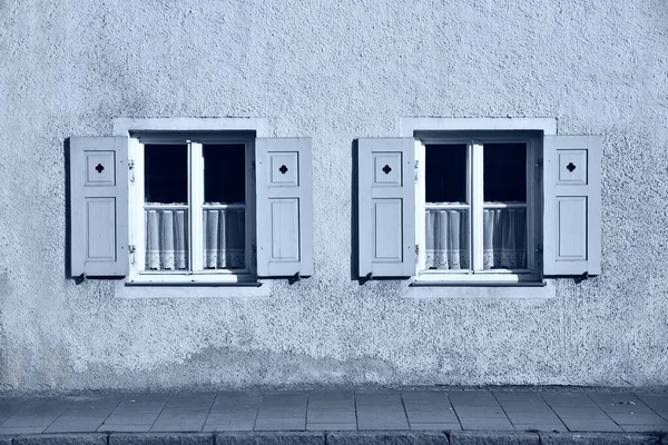 歴史的な家のファサードシャッターが開いた2つの窓夜景 — ストック写真