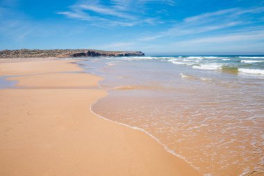 Praia Körfezi 'nde kumlu banyolar giden dalgalarla Bordeira yapar Portekiz kıyıları algarve